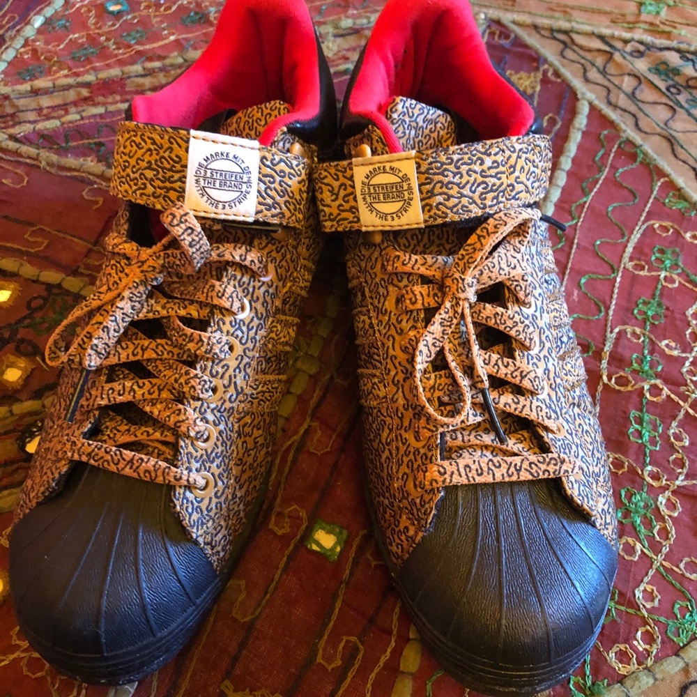 Athletic shoes